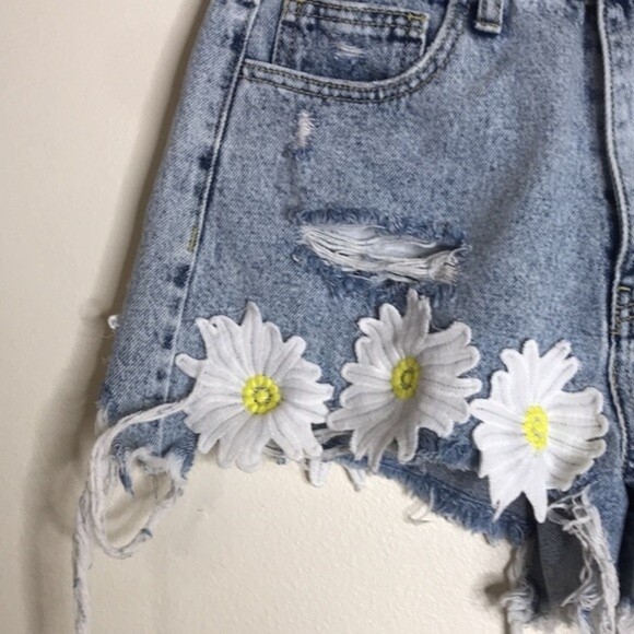 Forever 21 light wash denim with Daisys embroidered around Shorts edges size 27 - Picture 6 of 12